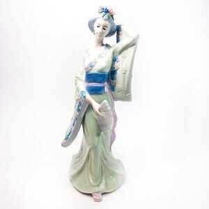 Fine Porcelain Japanese Geisha Statuette in Pastels
